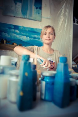 güzel sarışın kadın ressam