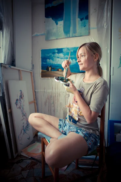 Beautiful blonde woman painter — Stock Photo, Image