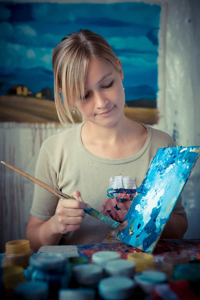 Bela pintor mulher loira — Fotografia de Stock