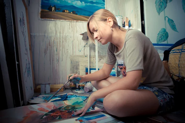 Vacker blond kvinna målare — Stockfoto