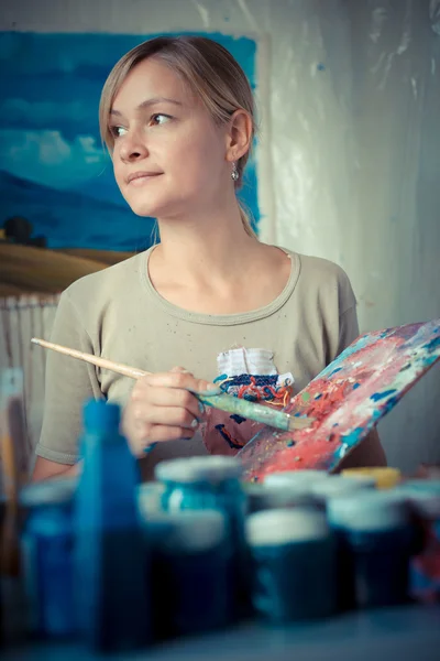 Beautiful blonde woman painter — Stock Photo, Image