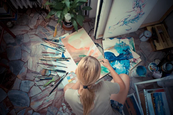 Beautiful blonde woman painter — Stock Photo, Image