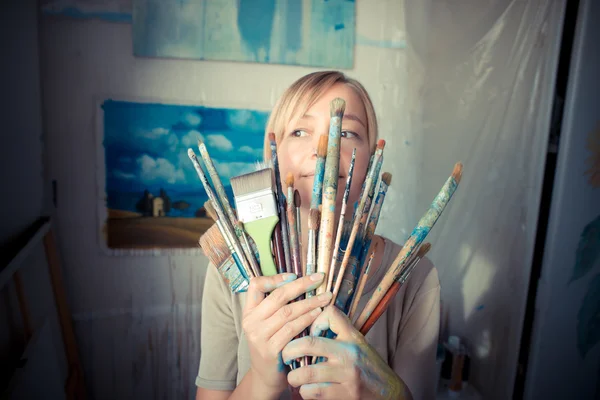 Krásná blonďatá malířka — Stock fotografie