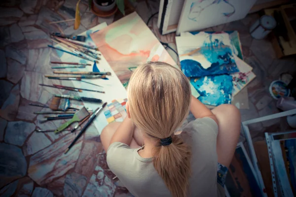 Beautiful blonde woman painter — Stock Photo, Image