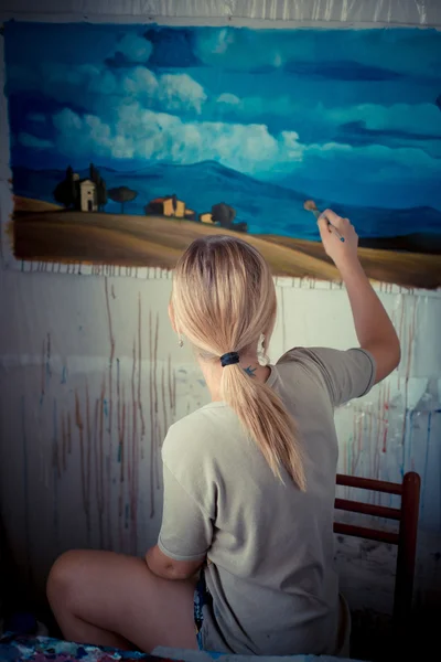 Beautiful blonde woman painter — Stock Photo, Image