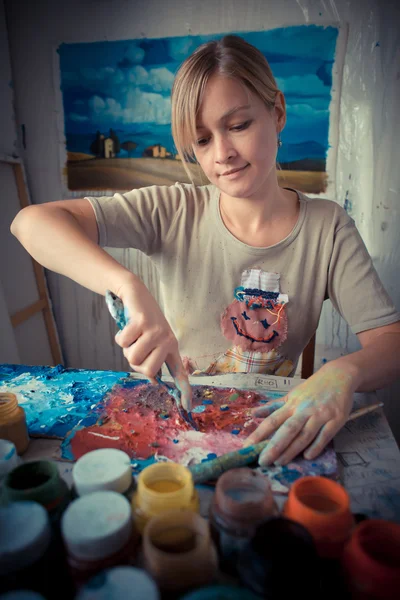 Bela pintor mulher loira — Fotografia de Stock