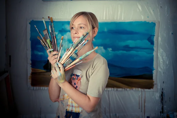 Beautiful blonde woman painter — Stock Photo, Image