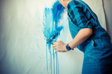 güzel sarışın kadın ressam