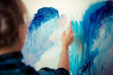 güzel sarışın kadın ressam