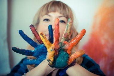 güzel sarışın kadın ressam