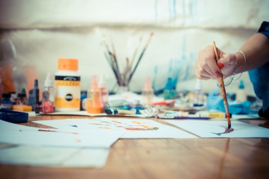 güzel sarışın kadın ressam