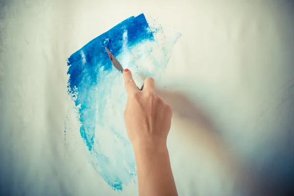 Vrouw hand schilderij — Stockfoto