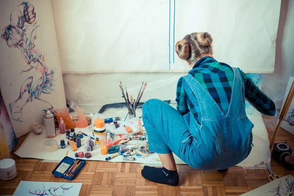 美しいブロンドの女性画家 — ストック写真