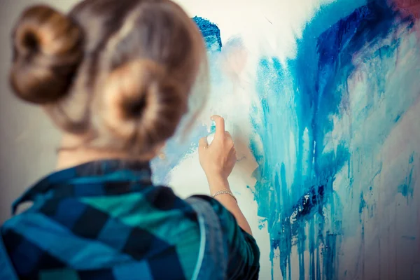 Beautiful blonde woman painter — Stock Photo, Image