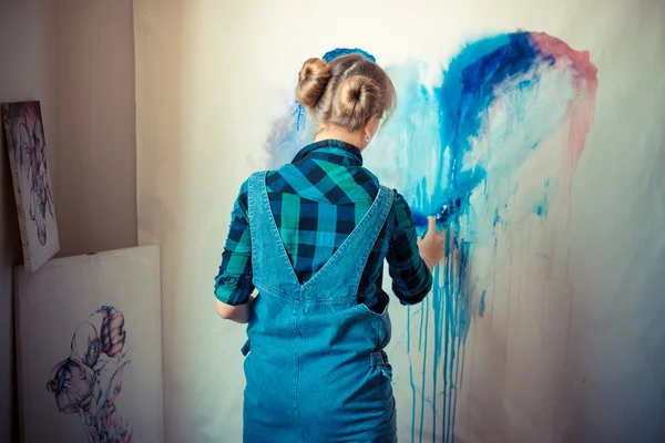 Beautiful blonde woman painter — Stock Photo, Image