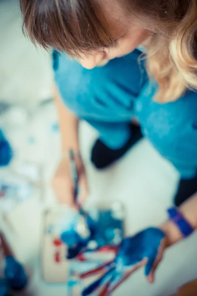 Bela pintor mulher loira — Fotografia de Stock