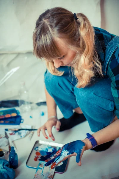 Güzel sarışın kadın ressam — Stok fotoğraf