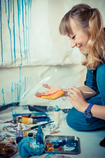 Beautiful blonde woman painter — Stock Photo, Image