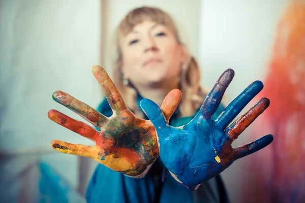 Hermosa mujer rubia pintor — Foto de Stock