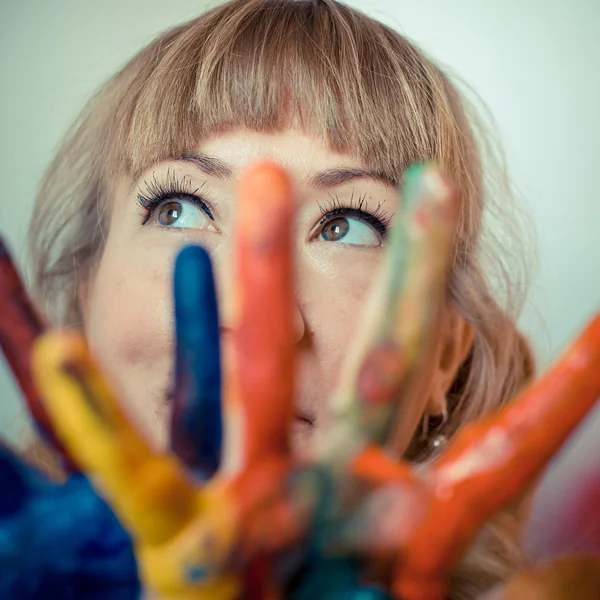 Gyönyörű szőke nő festő — Stock Fotó