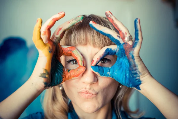 Mooie blonde vrouw schilder — Stockfoto