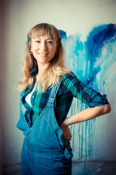 Beautiful blonde woman painter — Stock Photo, Image