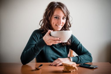 güzel bir kadın kahvaltı