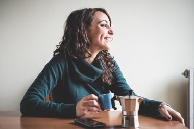 güzel bir kadın kahvaltı