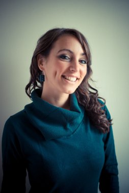 güzel bir kadın ile balıkçı yaka sonbahar