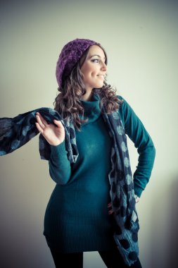 balıkçı yaka, atkı ve şapka sonbahar ile güzel bir kadın