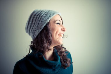 balıkçı yaka, kap ve kemer sonbahar ile güzel bir kadın