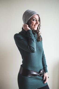 balıkçı yaka, kap ve kemer sonbahar ile güzel bir kadın