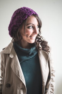 balıkçı yaka, atkı ve şapka sonbahar ile güzel bir kadın