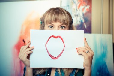 gülümseyen güzel sarışın kadın ressam