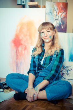 güzel sarışın kadın ressam