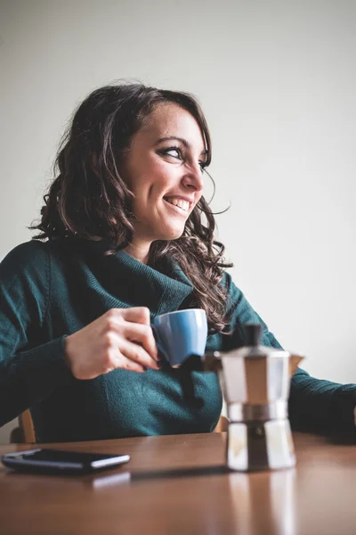 Vacker kvinna med frukost — Stockfoto