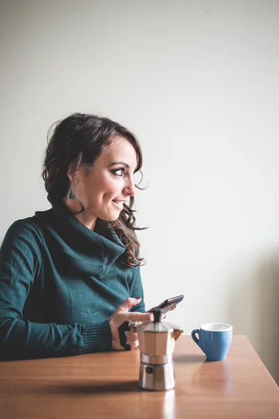 Mulher bonita tomando café da manhã — Fotografia de Stock