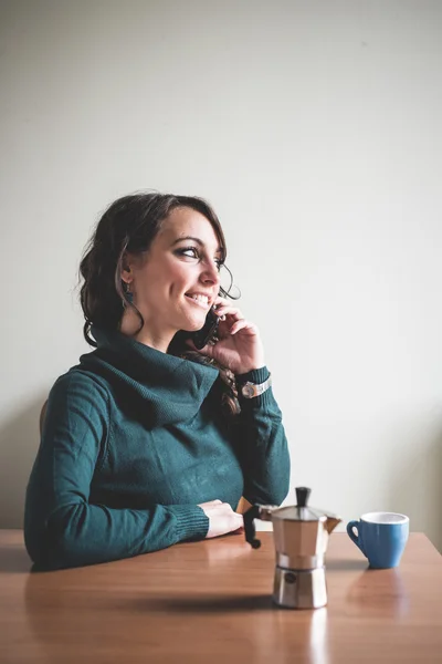 Vacker kvinna med frukost — Stockfoto