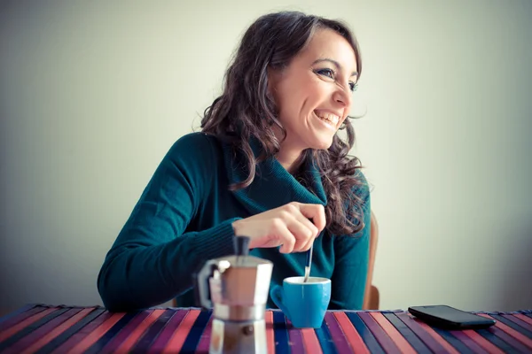 Schöne Frau beim Frühstück — Stockfoto