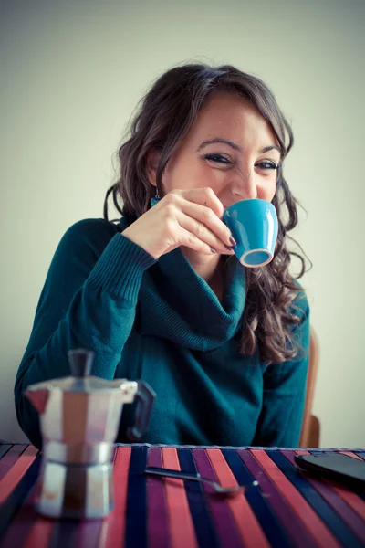 Mulher bonita tomando café da manhã — Fotografia de Stock