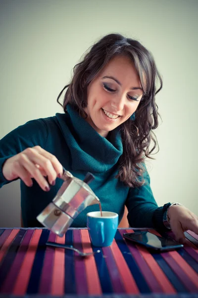 Vacker kvinna med frukost — Stockfoto