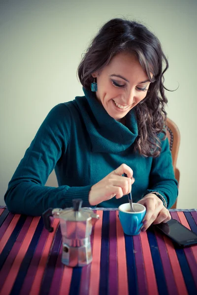 Bella donna che fa colazione — Foto Stock