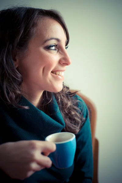 Mulher bonita tomando café da manhã — Fotografia de Stock