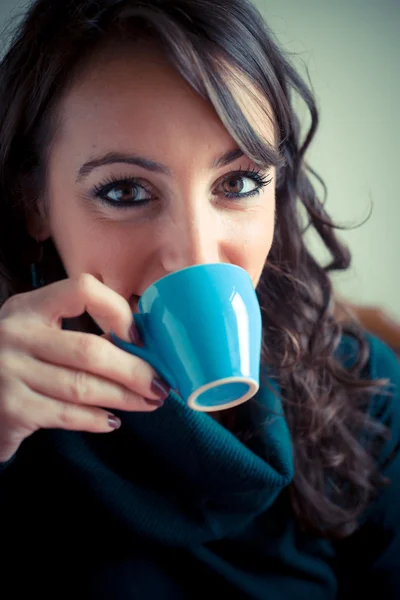 Schöne Frau beim Frühstück — Stockfoto