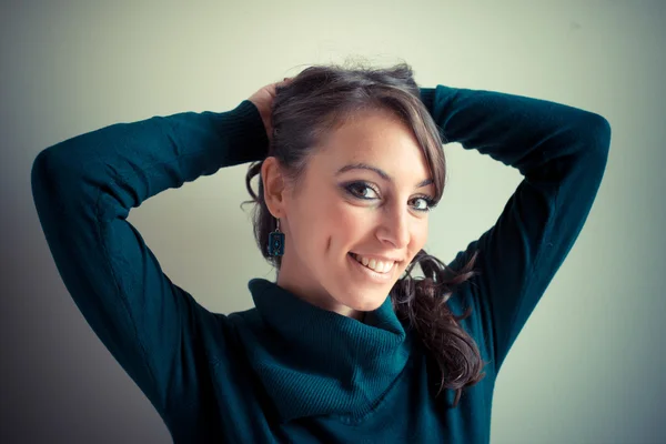 Hermosa mujer con cuello alto otoño — Foto de Stock