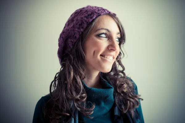 Красивая женщина с водолазкой, шарфом и кепкой осенью — стоковое фото