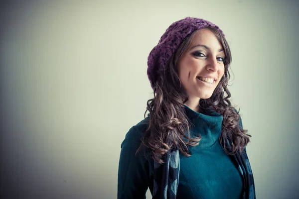 Hermosa mujer con cuello alto, bufanda y gorra otoño —  Fotos de Stock