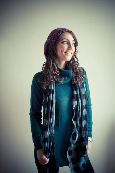 Красивая женщина с водолазкой, шарфом и кепкой осенью — стоковое фото