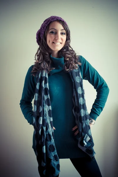 Mooie vrouw met coltrui, sjaal en GLB herfst — Stockfoto