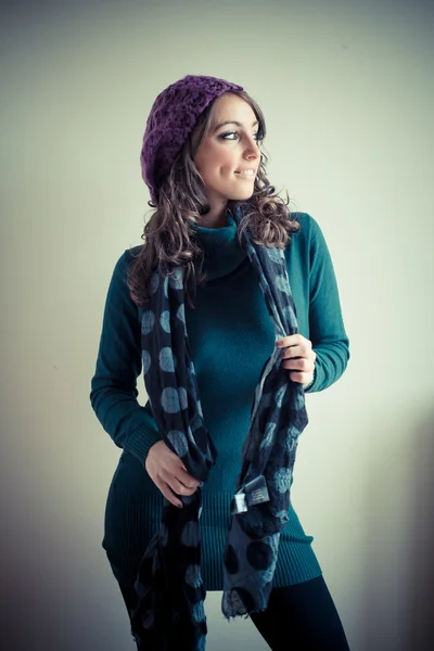 Belle femme avec col roulé, écharpe et bonnet automne — Photo